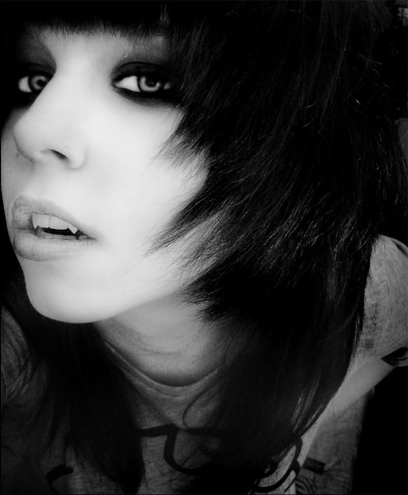 myspace vampire must have: myspace fang shot