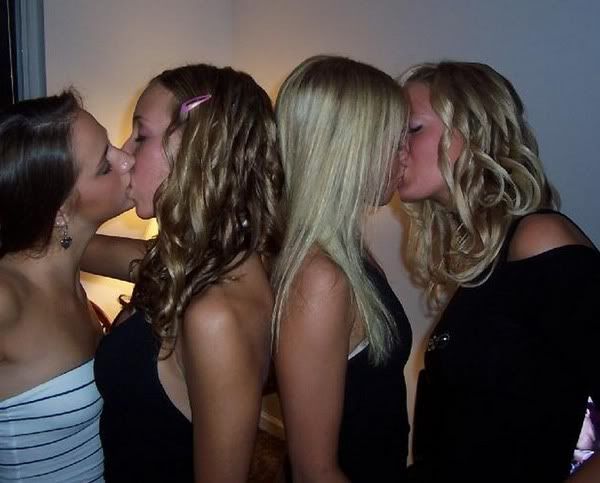 usa_girls_kissing_506.jpg