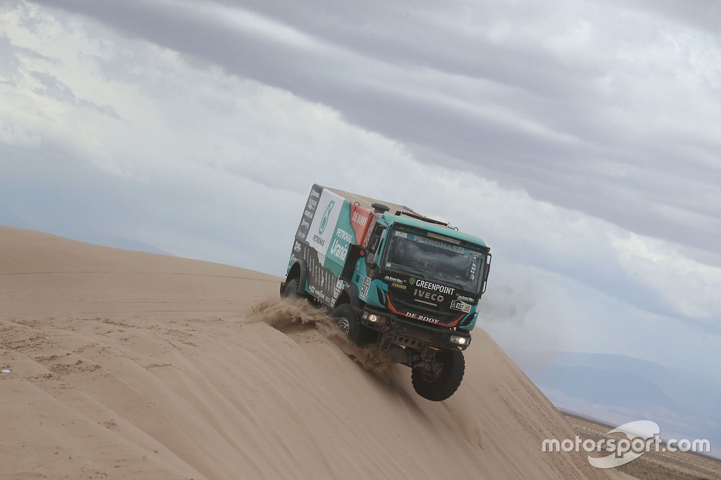 dakar-dakar-2017-507-team-de-rooy-iveco-ton-van-genugten-anton-van-limpt-bernard-der-kinde_zpslqjhbhec.jpg
